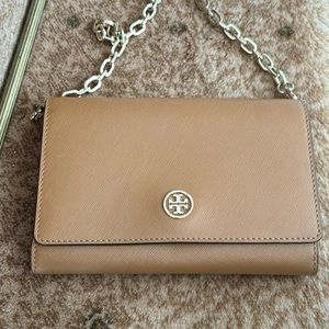 Tory Burch crossbody wallet on chain